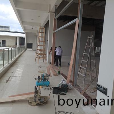 汕尾(wei)陸河(he)偉(wei)泰工(gong)業園香(xiang)江傢(jia)居(ju)安(an)裝(zhuang)鋼結(jie)構(gou)不(bu)鏽(xiu)鋼包邊地(di)彈(dan)簧門安裝(zhuang)現(xian)場(chang)