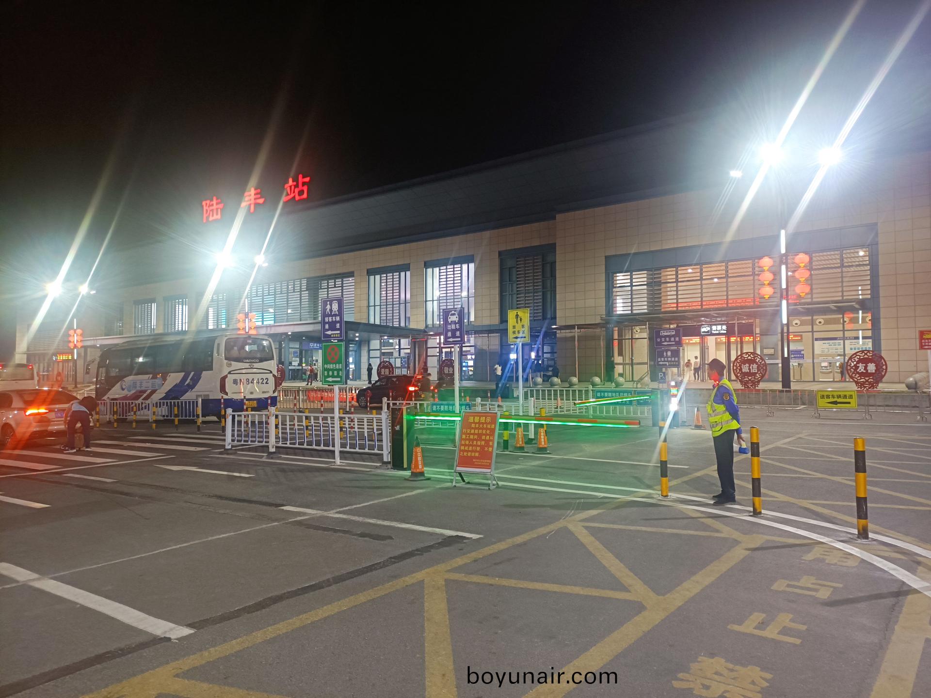 汕尾陸(lu)豐高(gao)鐵站陸豐站(zhan)站前(qian)廣(guang)場(chang)安裝(zhuang)車(che)牌(pai)識彆(bie)燈光(guang)道閘項(xiang)目