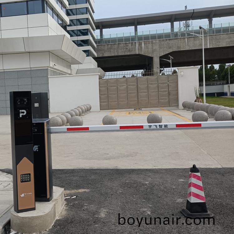 汕(shan)尾(wei)陸(lu)豐(feng)南(nan)站廣場安裝(zhuang)明晟(cheng)車(che)牌(pai)識彆(bie)燈光道閘項目